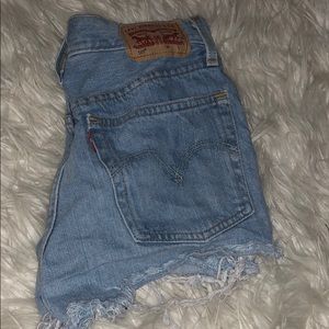 Light/ medium wash Levi shorts